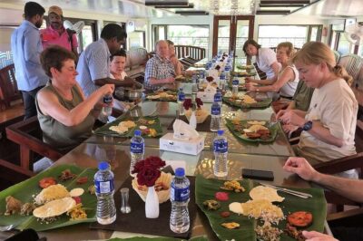 Gruppe bei der Mahlzeit auf den Hausbooten 