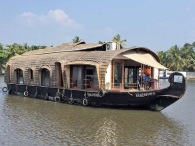 Mit schwimmenden Hausbooten durch die Backwaters
