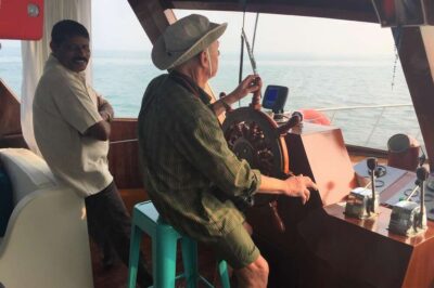 Reisegast ergreift das Ruder